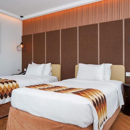 Cambridge Hotel Medan Exteriör bild