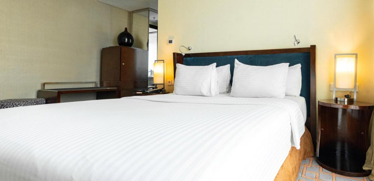 Cambridge Hotel Medan Exteriör bild