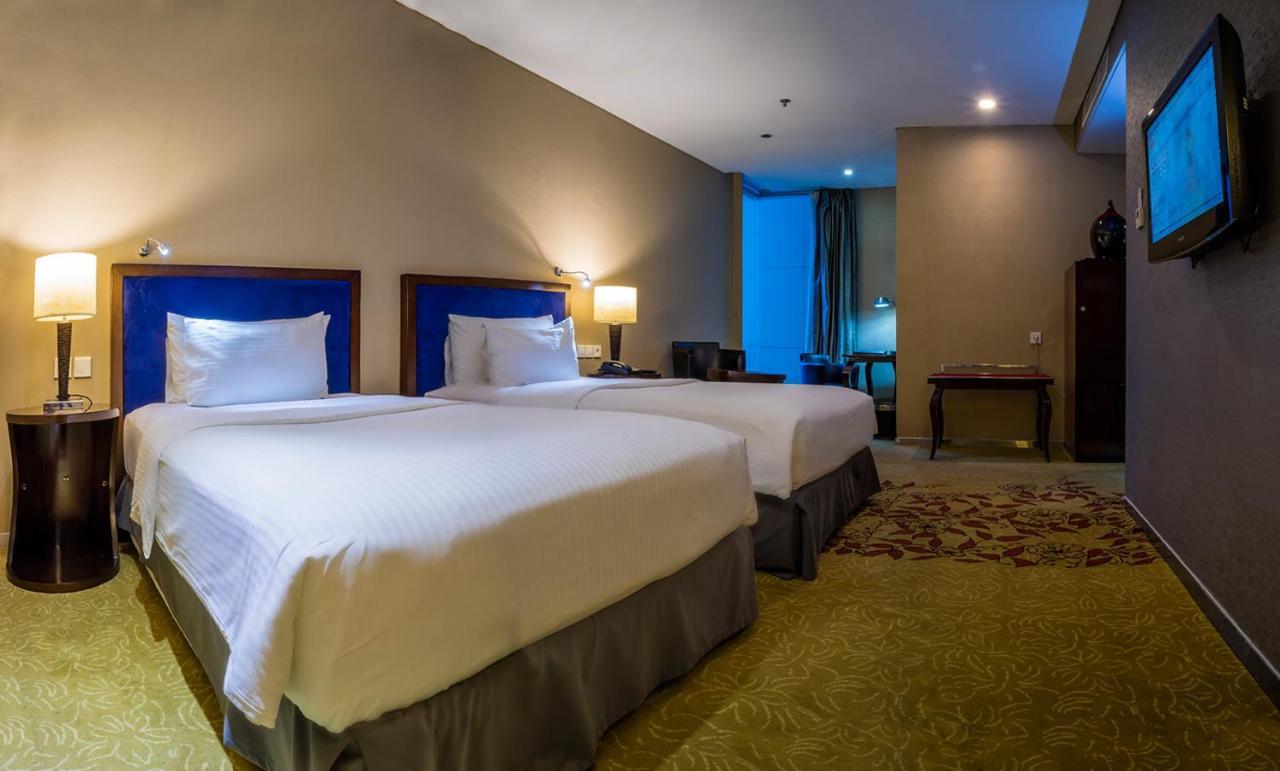 Cambridge Hotel Medan Exteriör bild