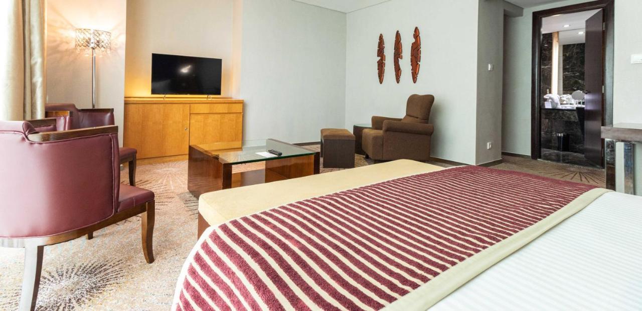Cambridge Hotel Medan Exteriör bild
