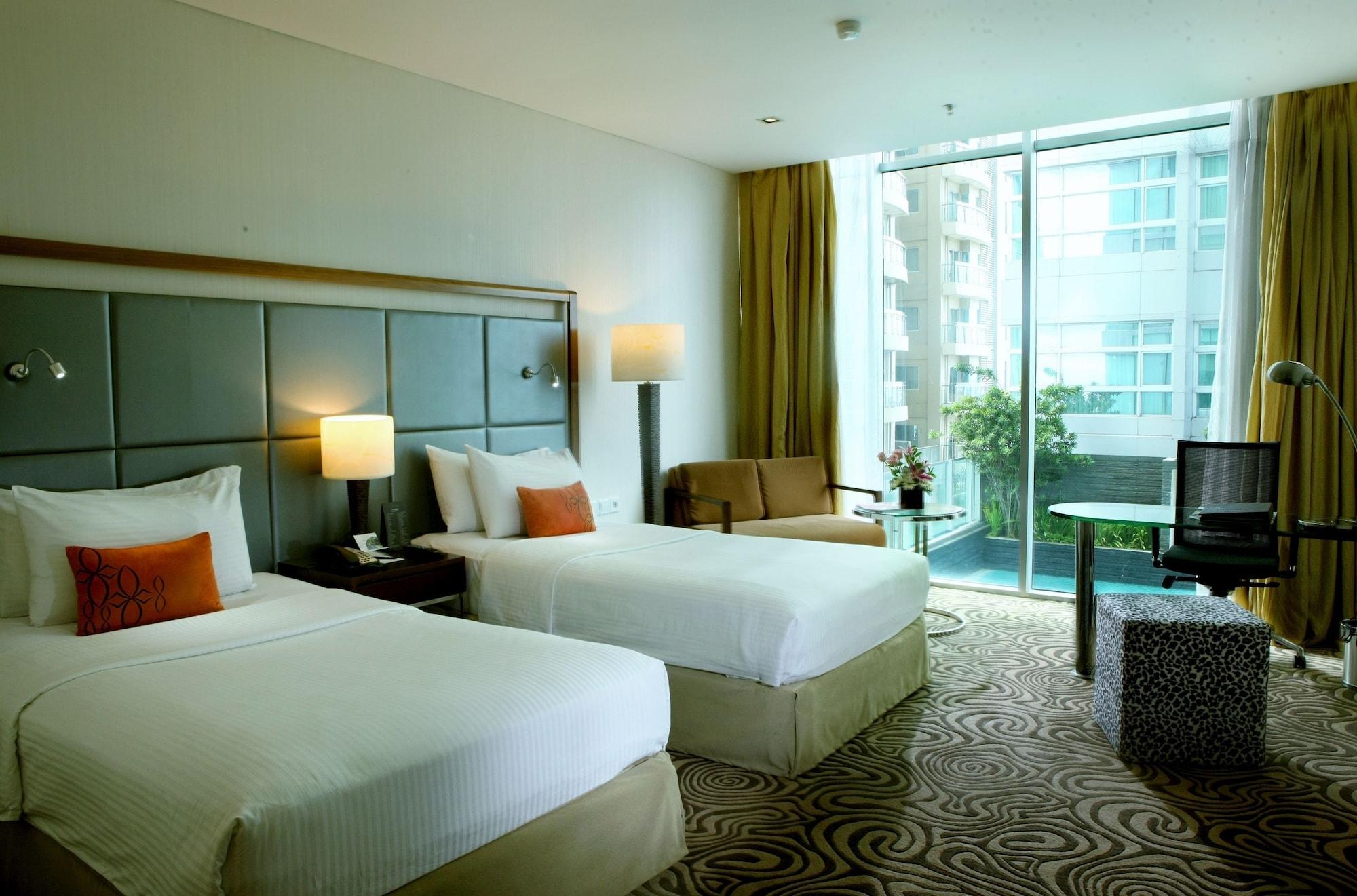 Cambridge Hotel Medan Exteriör bild