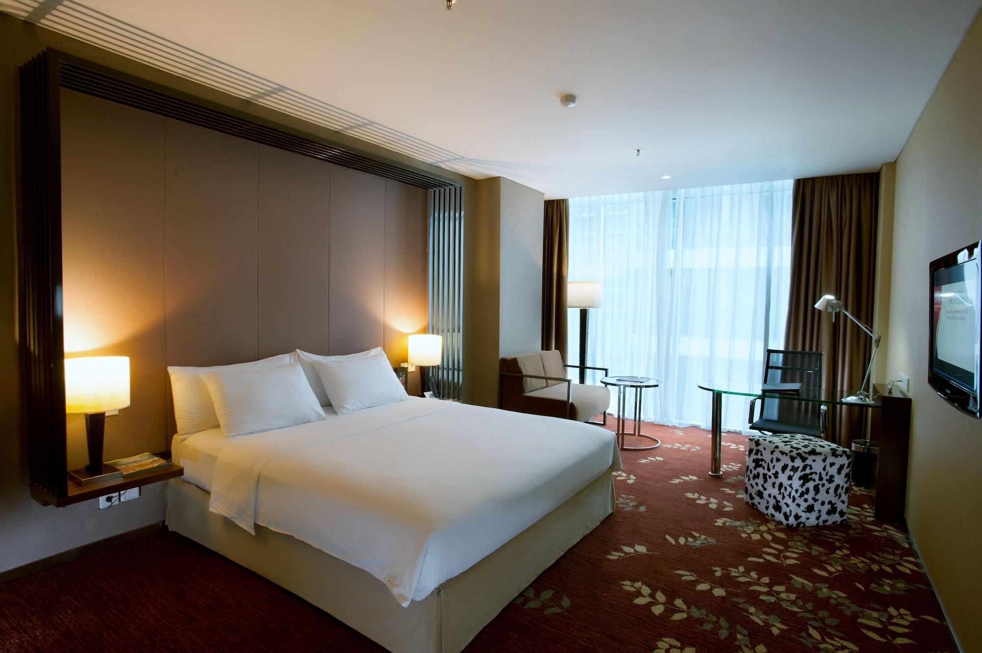Cambridge Hotel Medan Exteriör bild