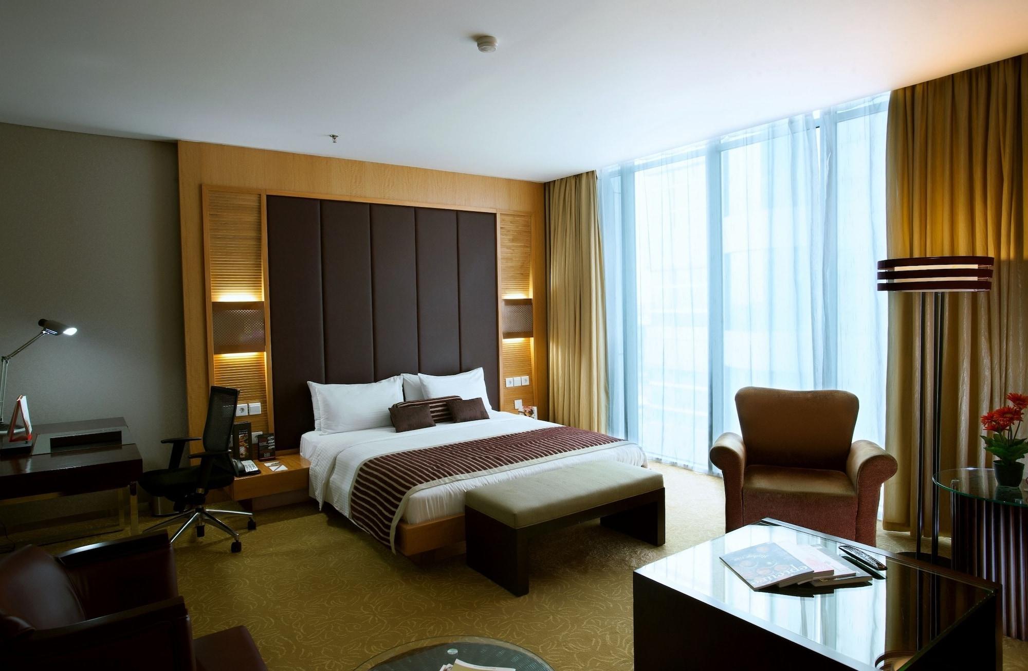 Cambridge Hotel Medan Exteriör bild