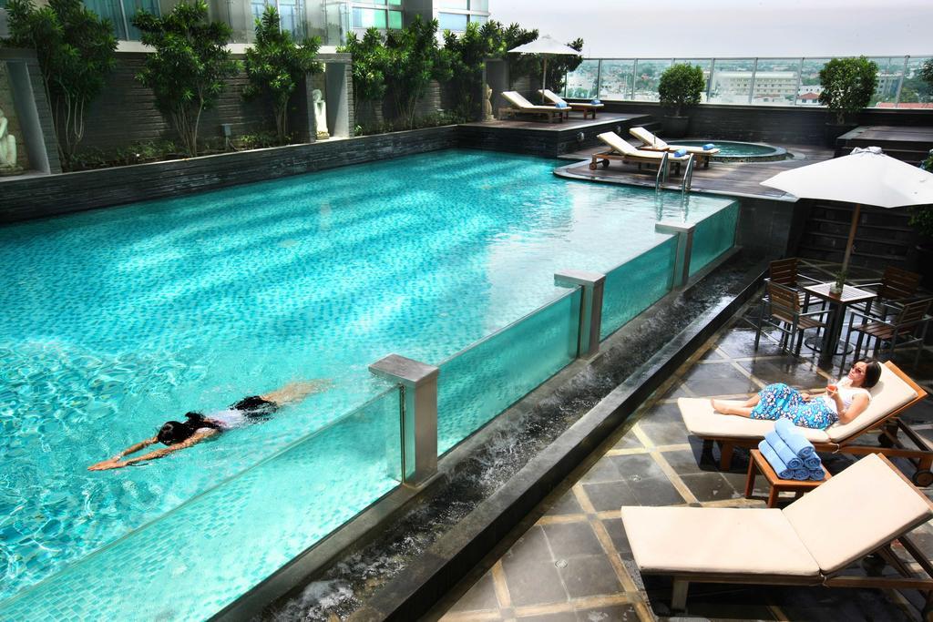 Cambridge Hotel Medan Exteriör bild