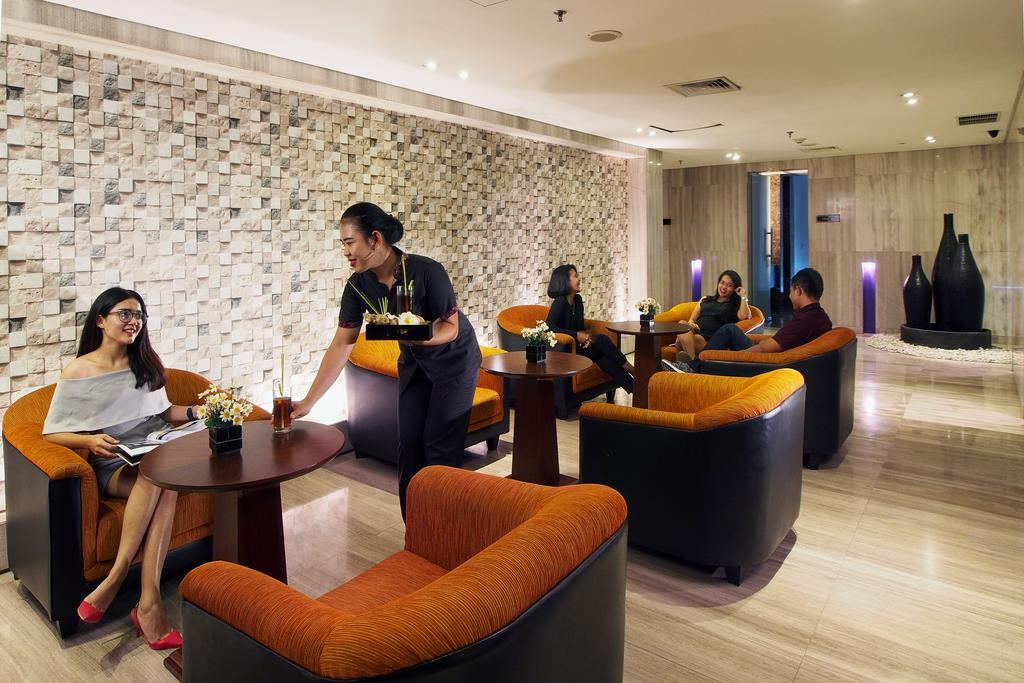 Cambridge Hotel Medan Exteriör bild