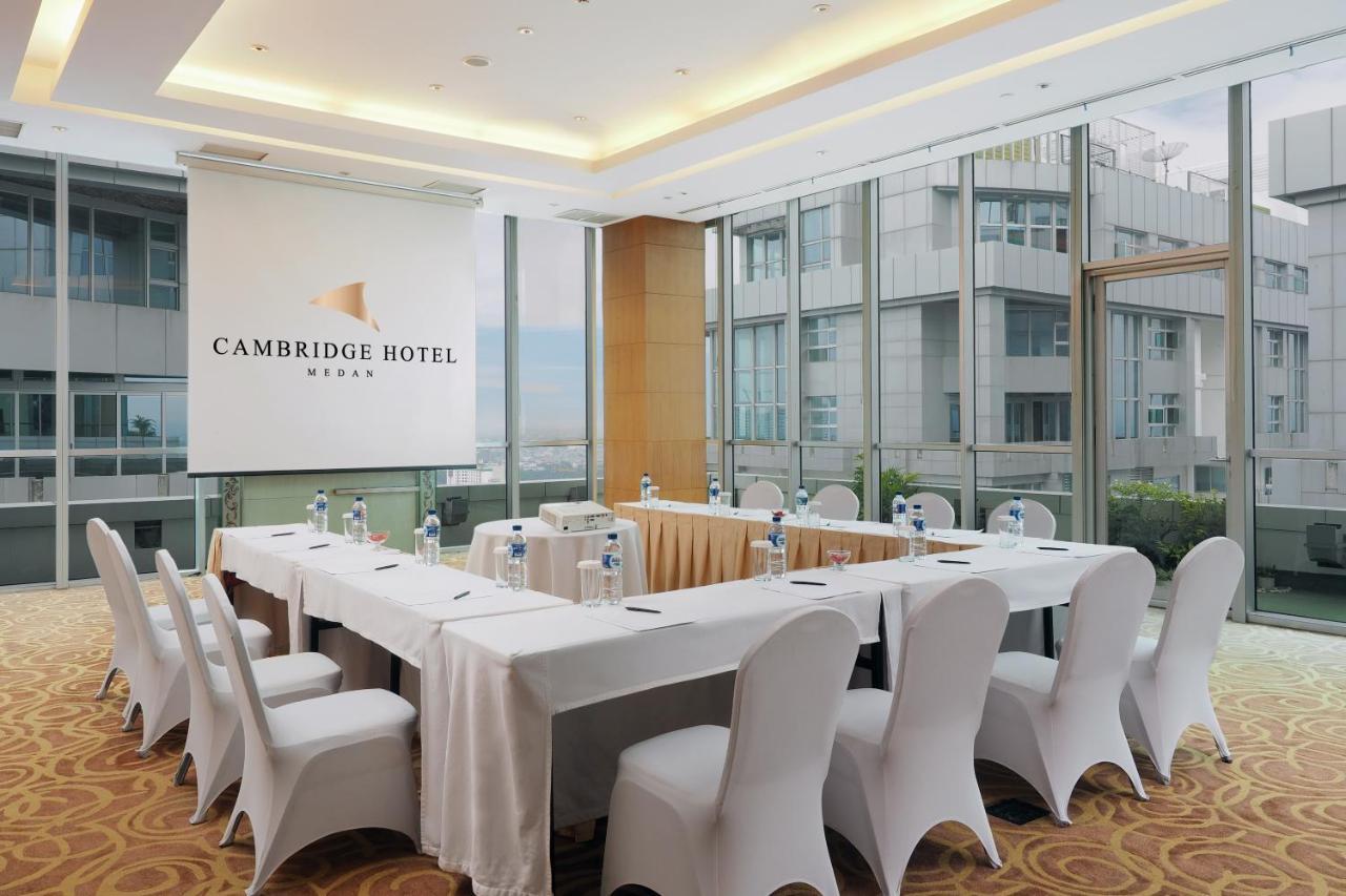 Cambridge Hotel Medan Exteriör bild