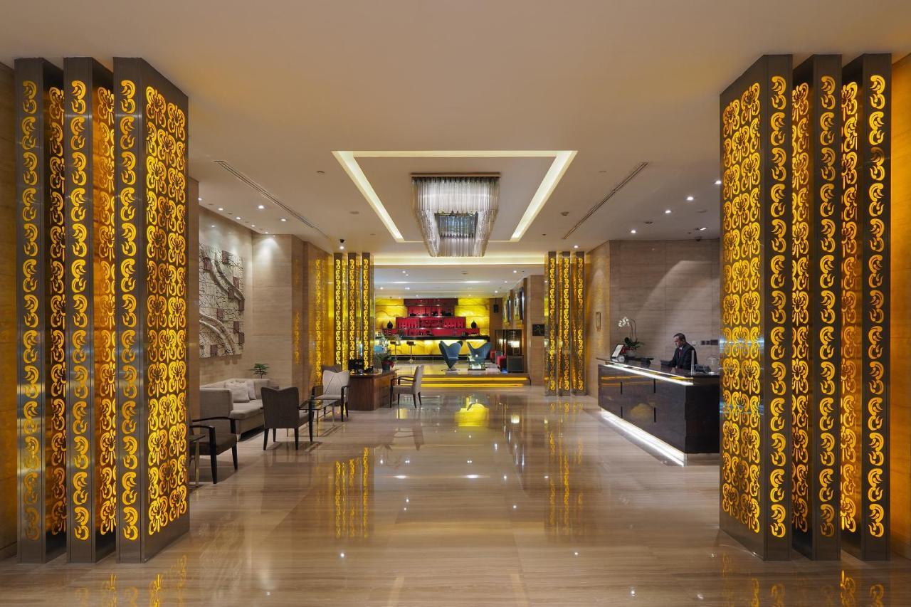 Cambridge Hotel Medan Exteriör bild