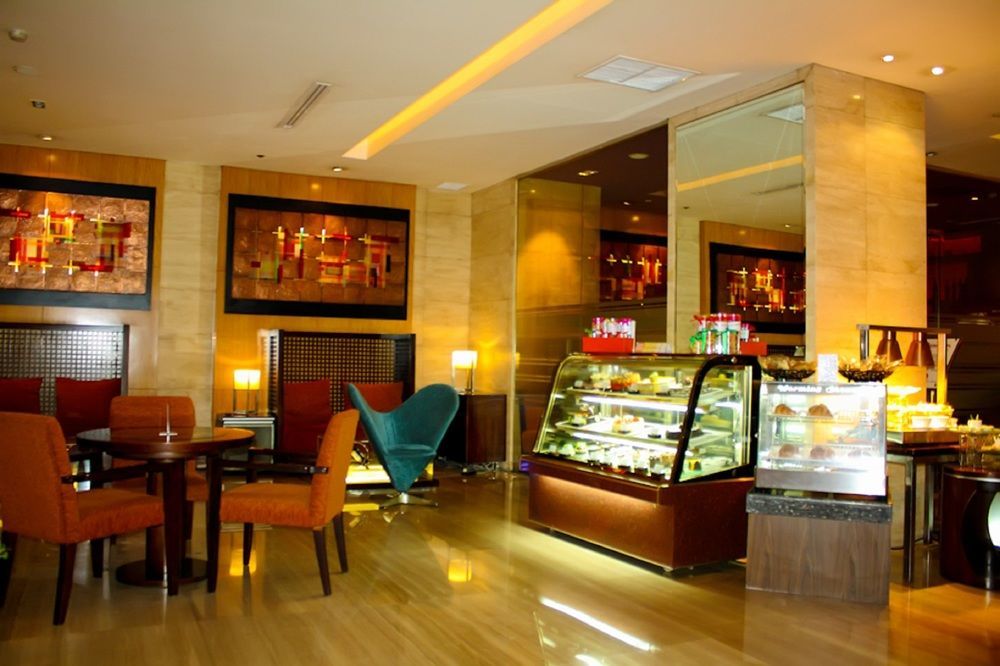 Cambridge Hotel Medan Exteriör bild
