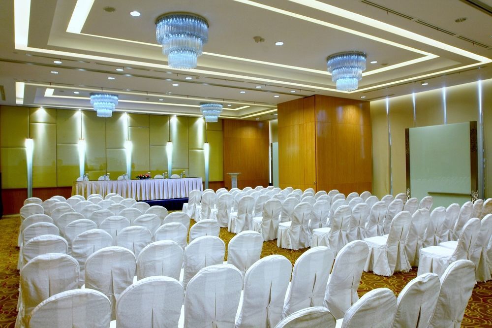 Cambridge Hotel Medan Exteriör bild