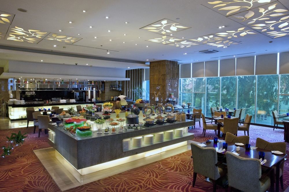 Cambridge Hotel Medan Exteriör bild