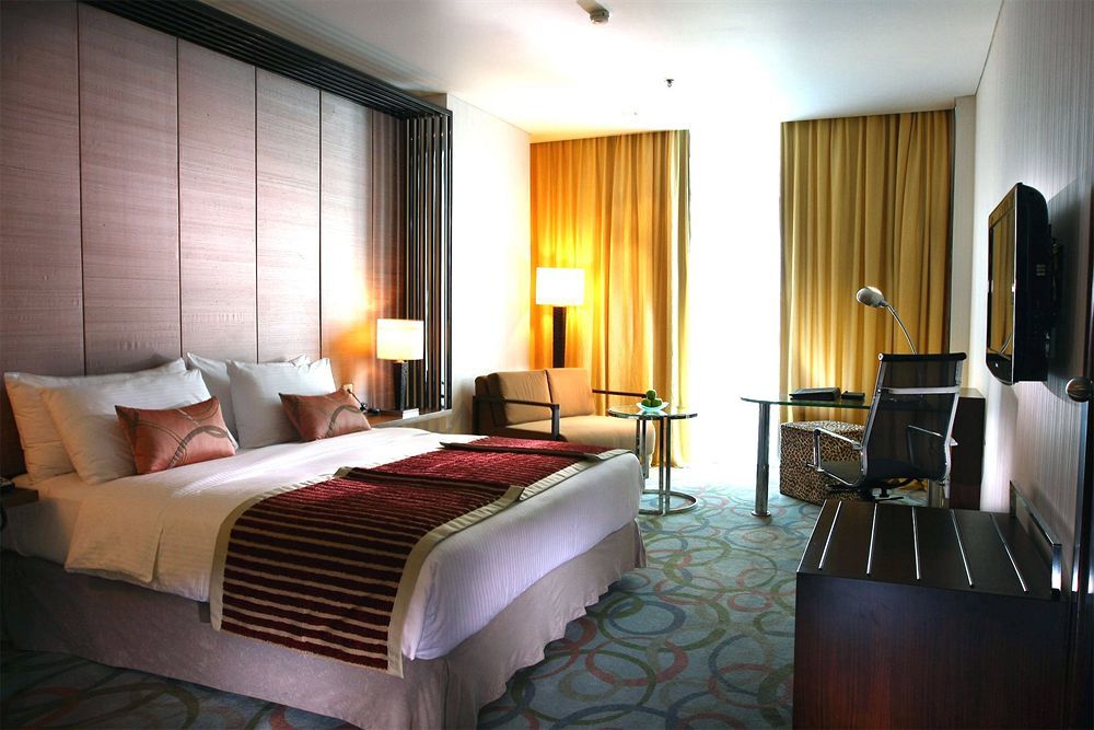Cambridge Hotel Medan Exteriör bild